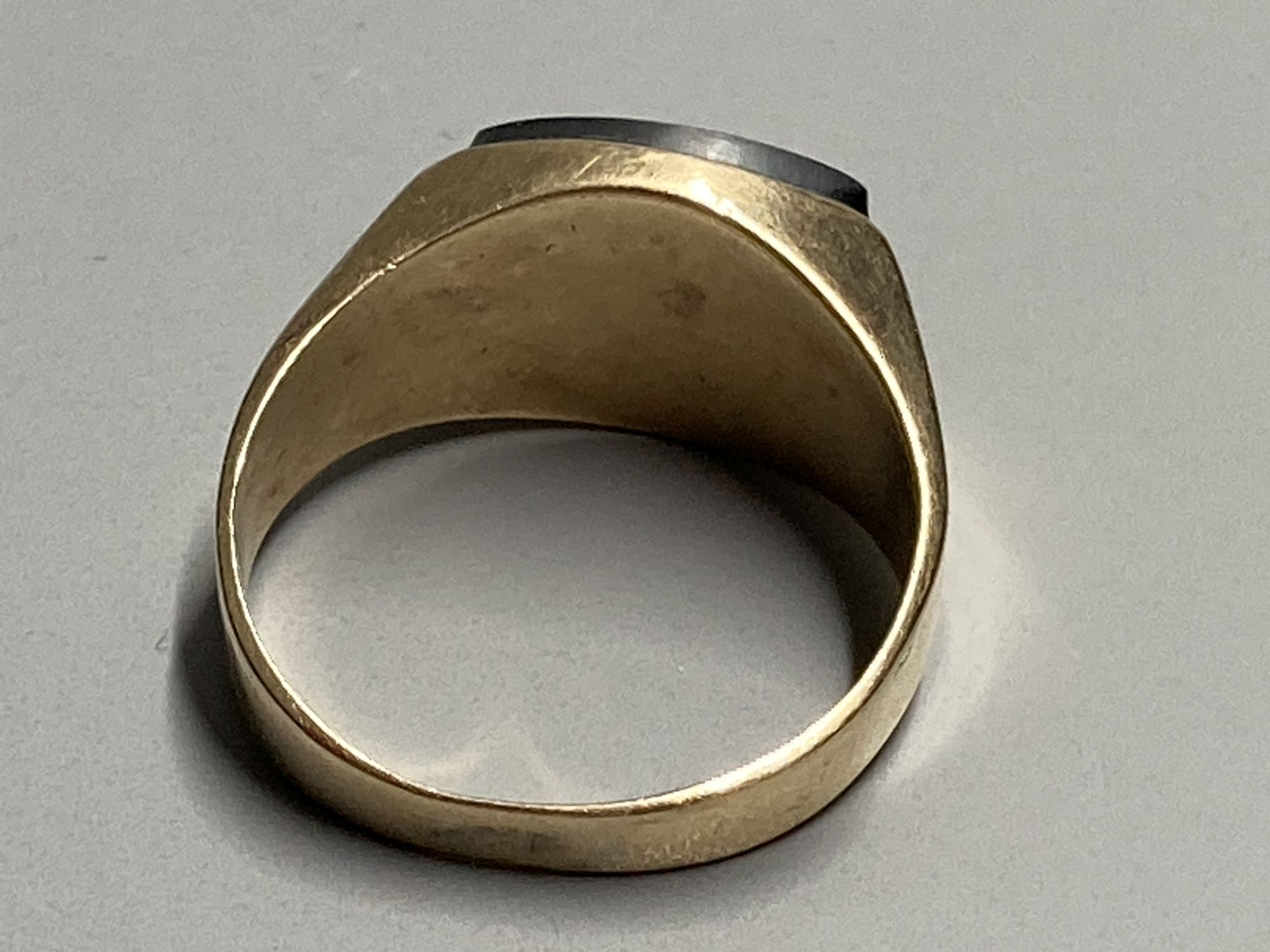 A modern 10k yellow metal and hematite set signet ring, size Q, gross 5.8 grams.